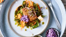 Majspanerad torsk med coleslaw