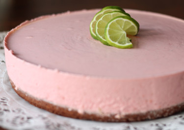 Lime-mansikkamoussekakku