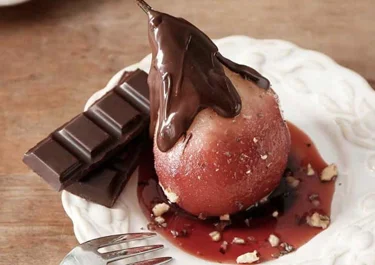 Peras al vino con chocolate y queso cottage