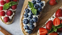 French Toast con queso cottage y frutos rojos