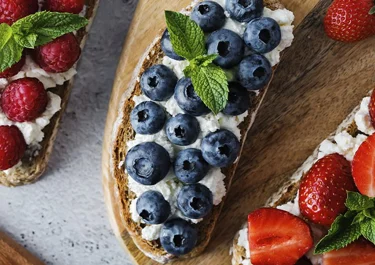 French Toast con queso cottage y frutos rojos