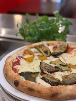 Pizza végétarienne aux légumes du soleil et mozzarella fondante