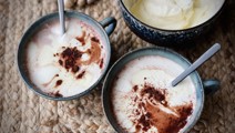Varm kakao med dadler og ingefærflødeskum
