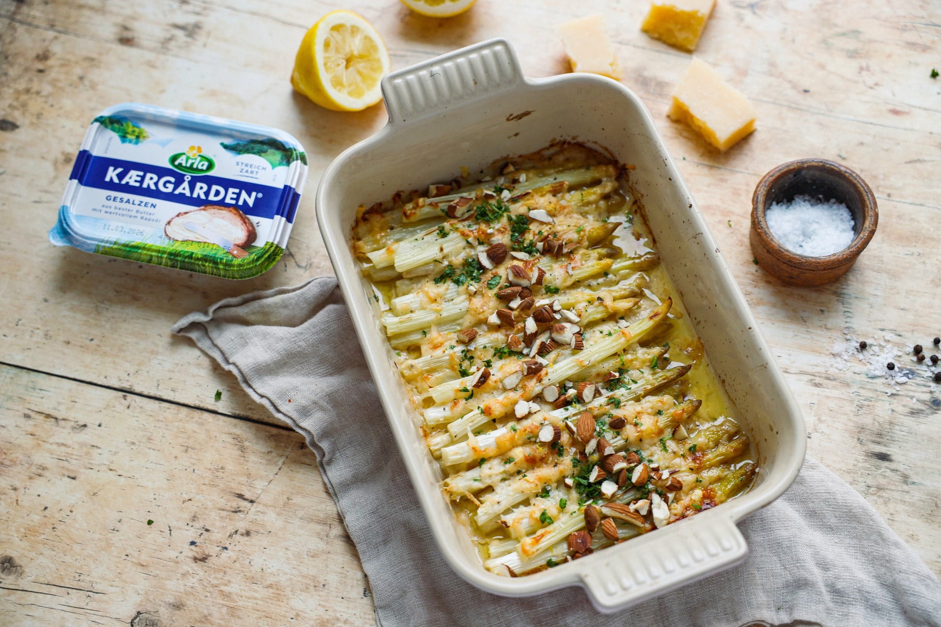 Weißer Spargel mit Parmesan überbacken