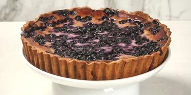 Raikas, mehevä ja perinteinen – mustikka-rahkapiiras on simppeli herkku moneen lähtöön.