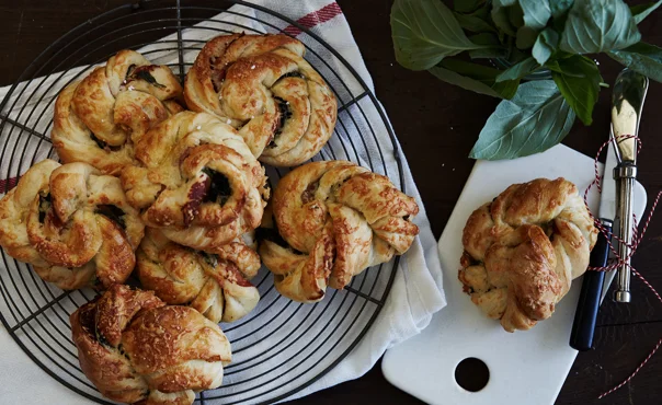 Cheese swirls with prosciutto