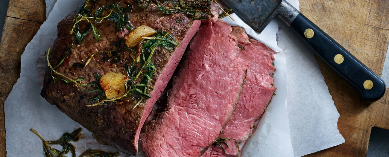 Ryggbiff med ugnsrostad potatis och tomatsallad