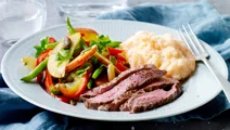 Grov kartoffelmos med flanksteak og stegte grøntsager