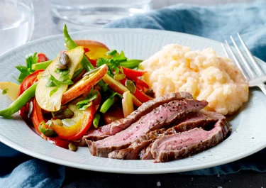 Grov kartoffelmos med flanksteak og stegte grøntsager
