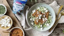 Espaguetis de calabacín con pesto rojo y Arla Apetina sin lactosa