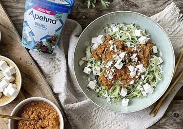 Espaguetis de calabacín con pesto rojo y Arla Apetina sin lactosa