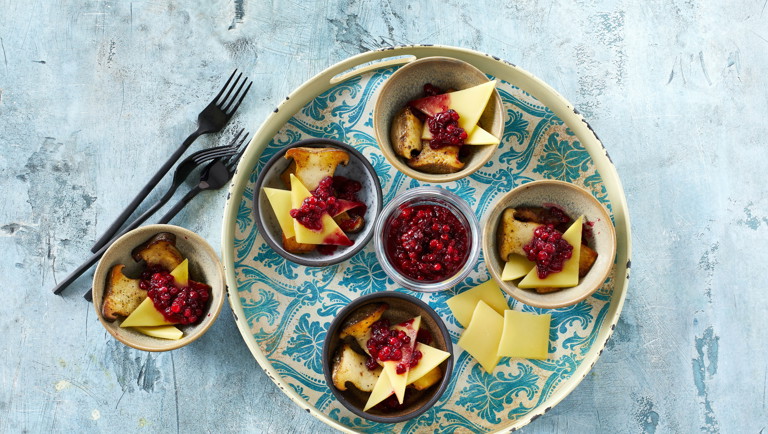 Ristede Karl Johan svampe og karamelliserede tyttebær til ost