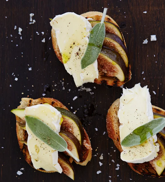 Bruschetta avec figues, sauge et fromage Blanc Crémeux
