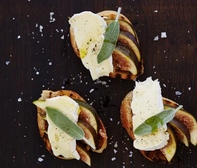 Bruschetta with figs, sage and Extra Creamy Brie