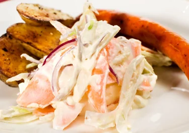 Kabanoss och coleslaw med fänkål