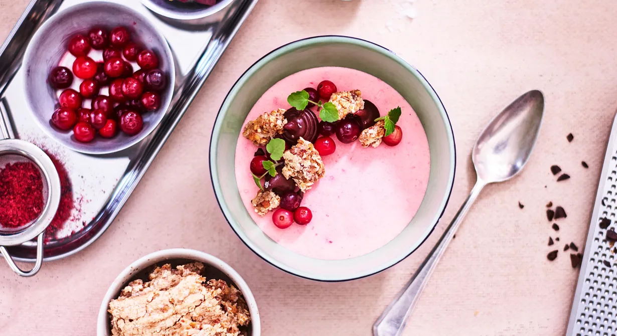 Det här är en enkelt presenterad dessert som passar perfekt till lunchserveringen då den är lätt att ha förberedd i frysen. Flera smaker samsas i olika lager i portionsskålar.