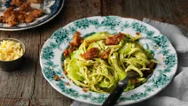 Pasta med krämig broccolipesto