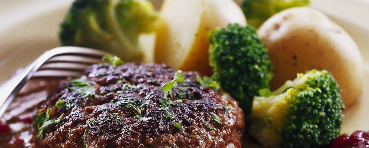 Älgfärsbiffar med kokt potatis och skysås