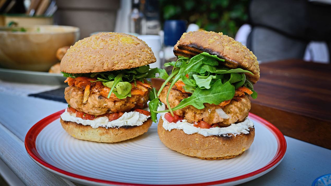 Burgery z łososiem, rukolą i serkiem kremowym