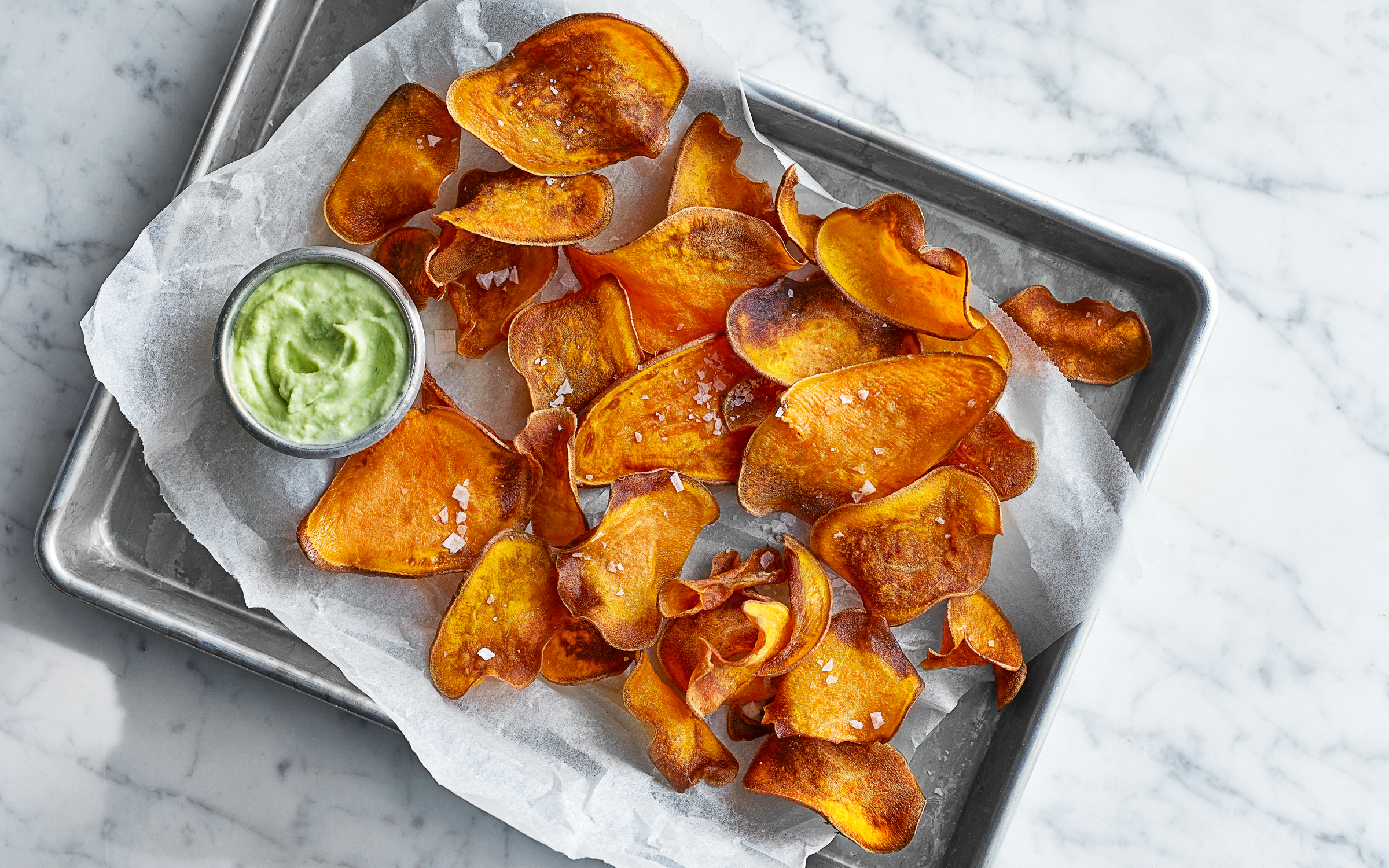 Süßkartoffelchips mit Avocado-Dip