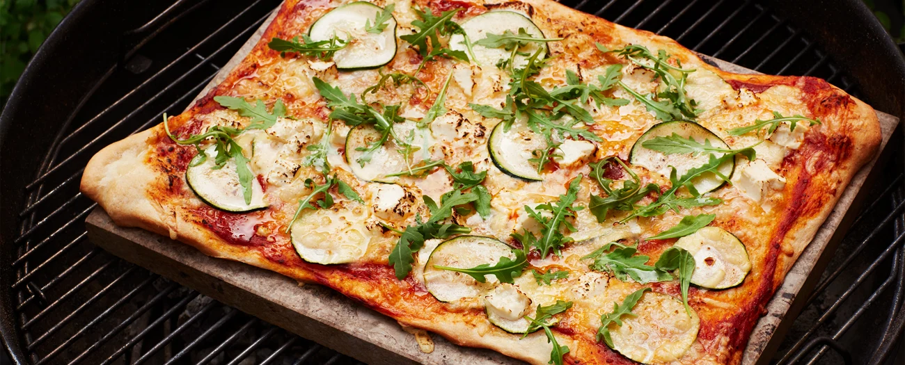 Grillad pizza med vitost och rucola