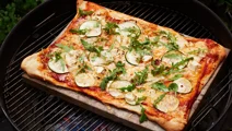 Grillad pizza med vitost och rucola