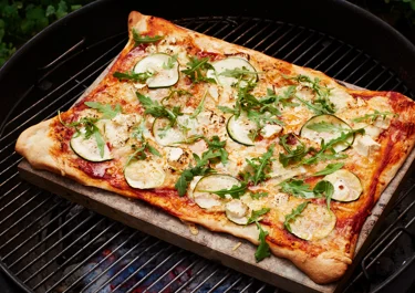 Grillad pizza med vitost och rucola
