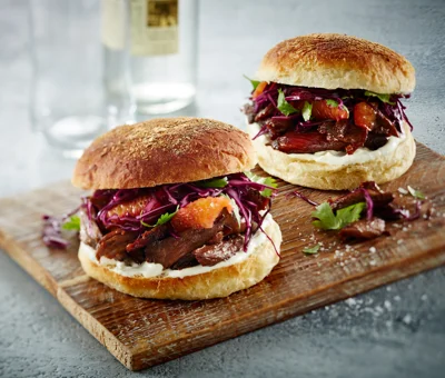 Entenfleischburger mit Rotkohlsalat & Blauschimmelkäse-Dressing