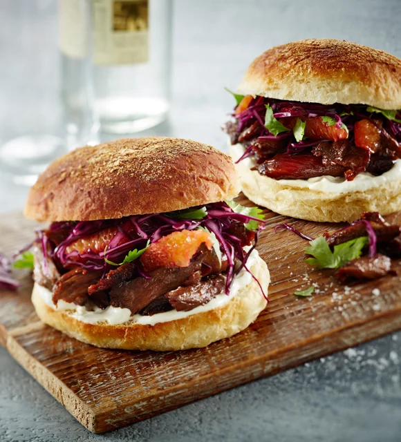 Hamburger de canard avec salade de chou rouge et vinaigrette au fromage bleu