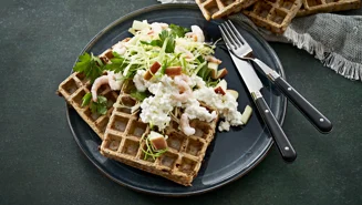 Herzhafte Waffeln mit Spitzkohl und Hüttenkäse