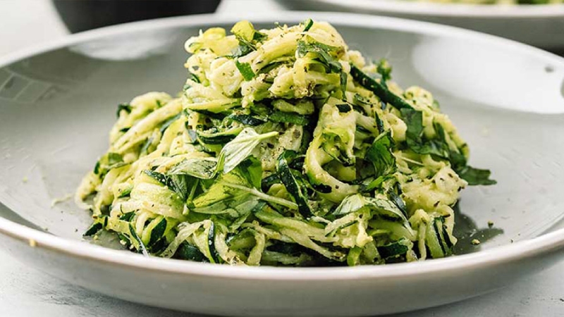 Espaguetis de calabacín con pesto rojo y Arla Apetina sin lactosa