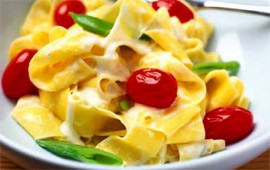 Sinihomejuustopasta ja kirsikkatomaatteja
