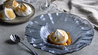 Italiensk maräng med färskostmousse och hjortron