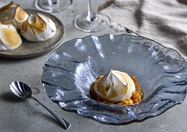 Italiensk maräng med färskostmousse och hjortron