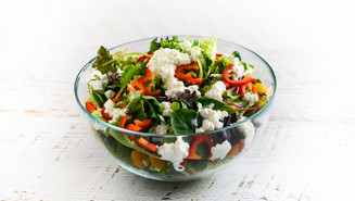 Πράσινη σαλάτα με λαχανικά, παξιμάδια & cottage cheese