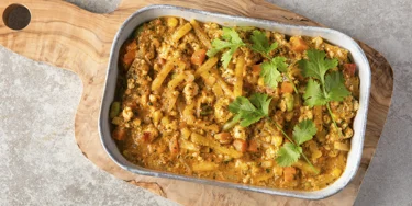 Kermaisen täyteläinen ja herkullisen värikäs – intialainen paneer-kasvisvuoka vie herkkumatkalle kaukoitään.