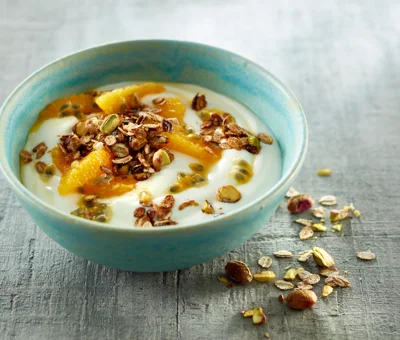 Skyr with orange-passion fruit topping