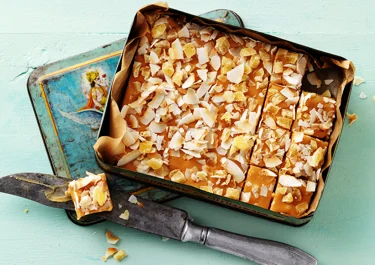 Vit chokladfudge med ananas och rostad kokos