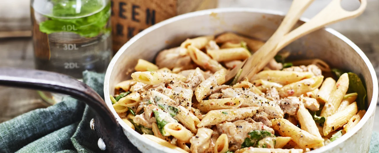 Medelhavspasta med kyckling och spenat