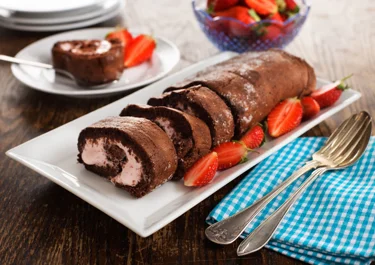 Rulltårta med choklad och hallon