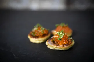 Skyrblinis med lakserogn og karse