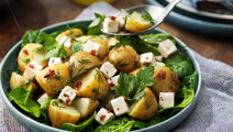 Spinat- og potetsalat