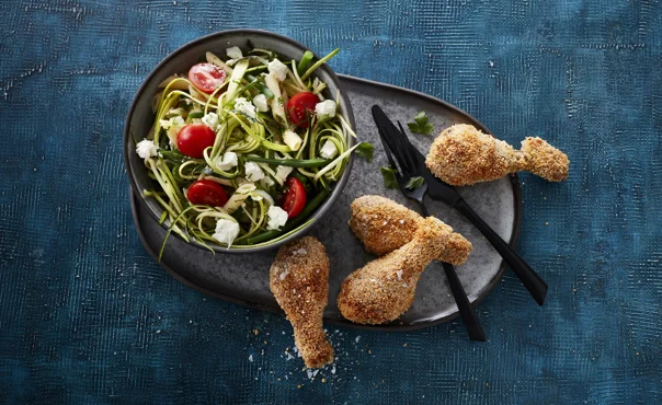 Gebratene Hähnchenkeulen mit Nudelsalat
