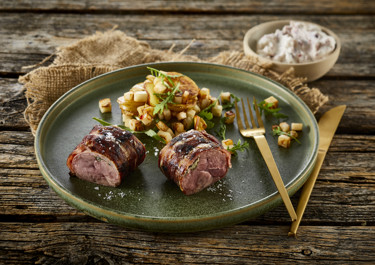 Fyldt andebryst med ost, sprøde kartofler og tyttebærskum