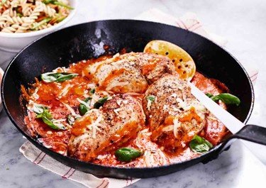 Kanasaltimbocca ja tomaatti-kermakastike