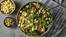 Pastasallad med pesto, bacon och ost