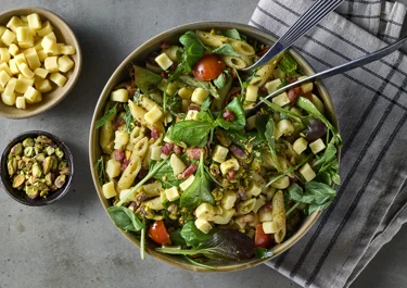 Pastasallad med pesto, bacon och ost