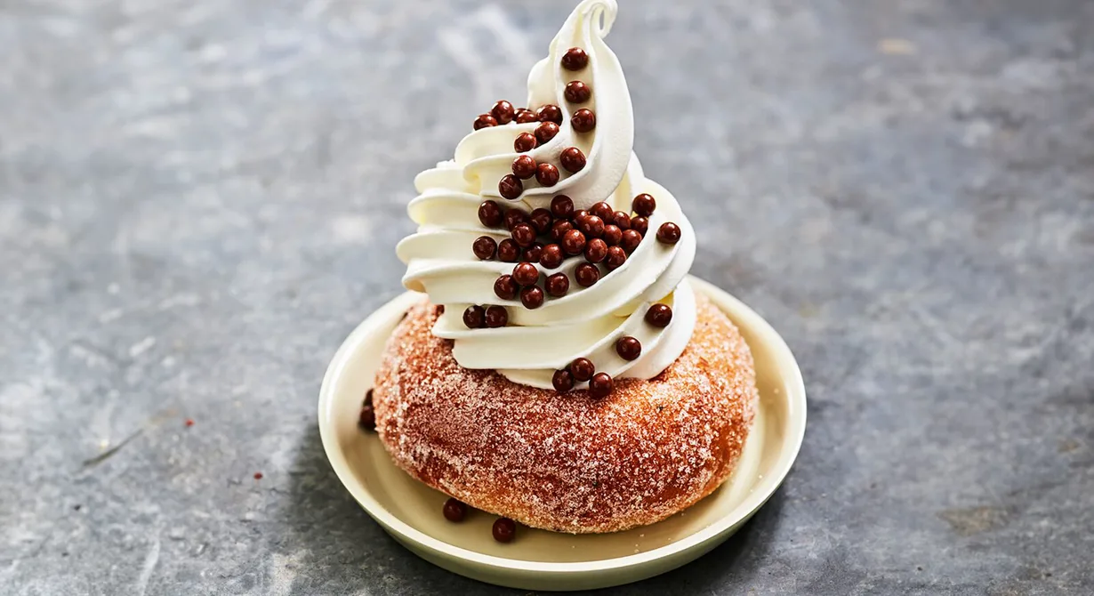 Toppad Donut toppad med mjukglass - Recept för matbranschen & skola - Arlas ...