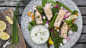 Inkokt lax med svensk Caesarsås