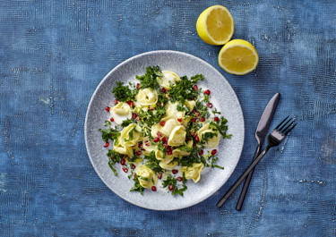 Tortellini med grønkål og granatæble